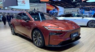 Mục sở thị sedan điện mới của Toyota: Tầm vận hành cao nhất tới 710 km/sạc, có công nghệ ADAS